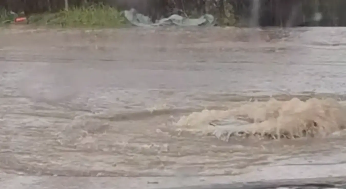 Вода избија из шахта у бањалучком насељу Ада