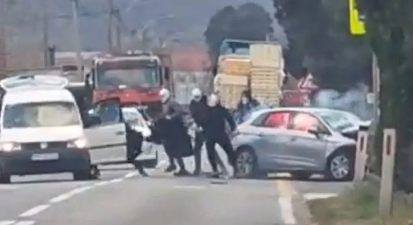 Ужас у Мостар: Маскирани напали возача, запалили ауто