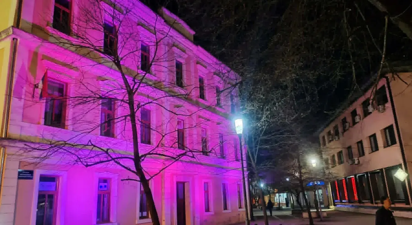 Зграда Општине Нови Град у љубичастом