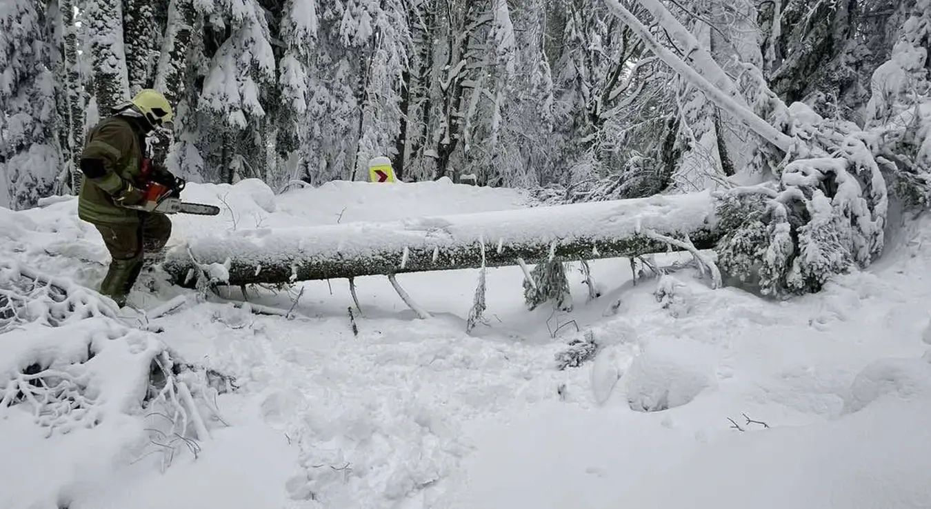 Ватрогасци евакуишу људе на Козари