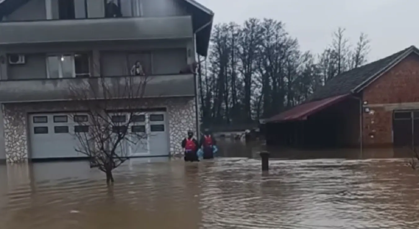 Више од 30 кућа под водом: Клизишта и поплаве угрожавају Сребреник и Живинице