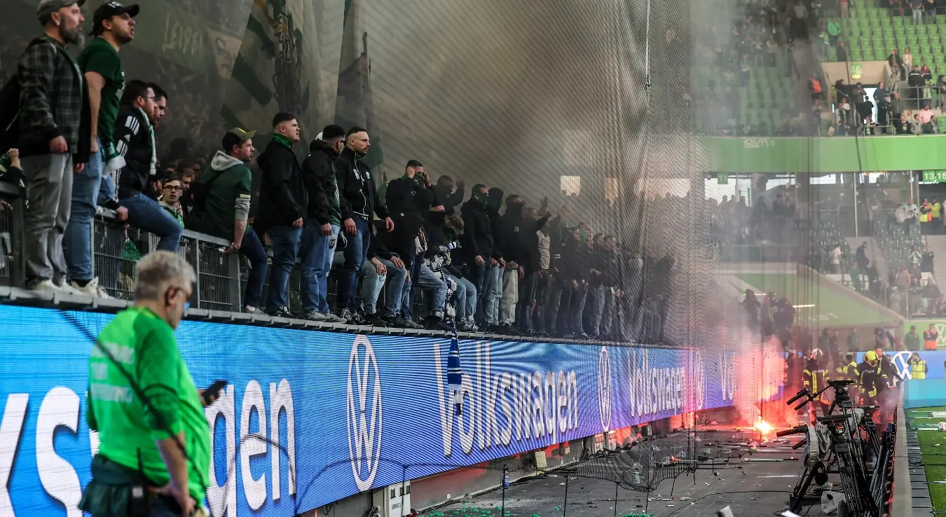 Несвакидашњи хаос у Бундеслиги – играчи се тукли, навијачи дивљали