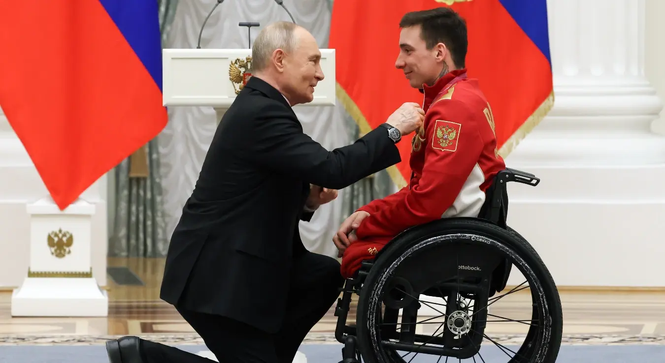 Путин клекнуо усред церемоније и изненадио све