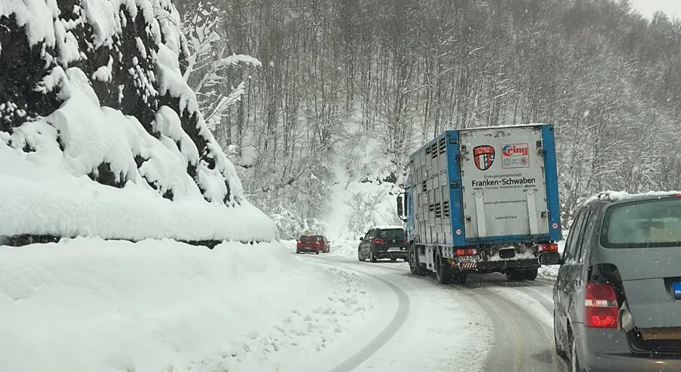 Обустављен саобраћај