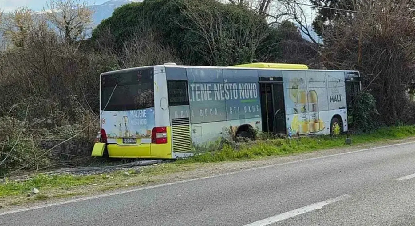 Слетио аутобус