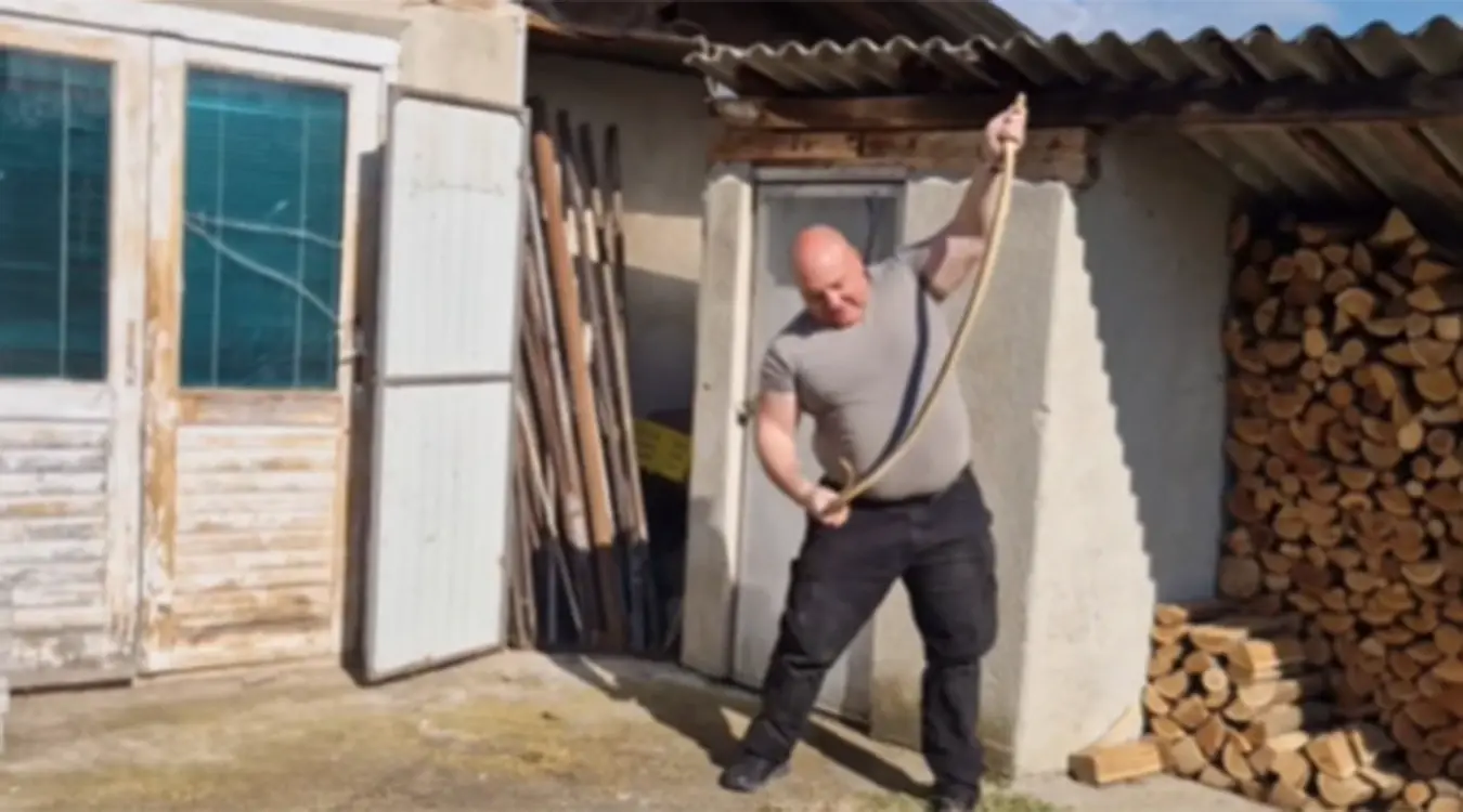 Владица уловио огромну змију