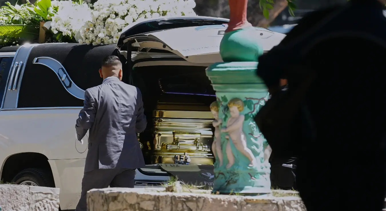 Национална гарда и цвијеће у облику пијетла: Ел Менчо сахрањен у златном ковчегу