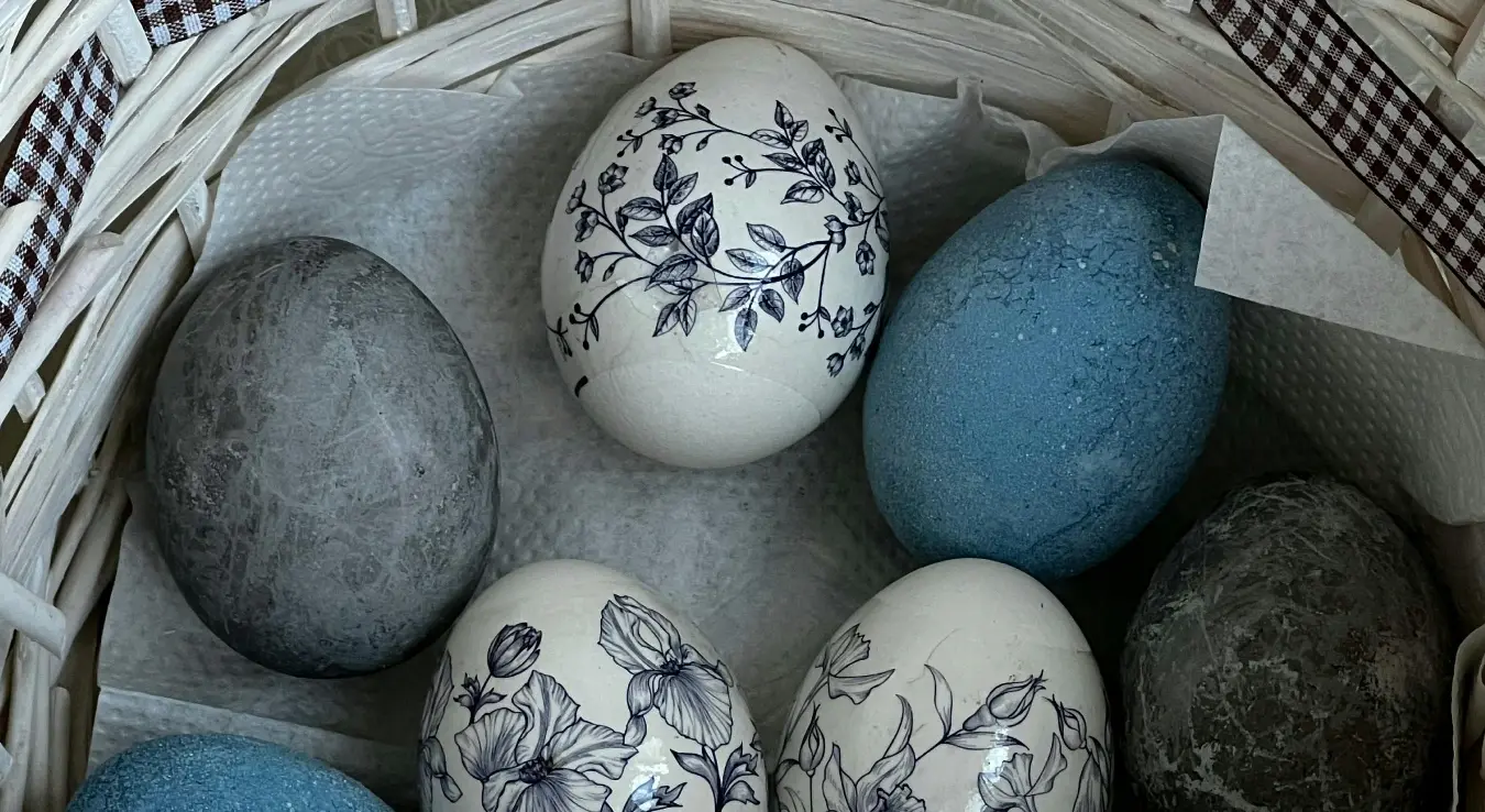 Васкршња јаја у корпи.