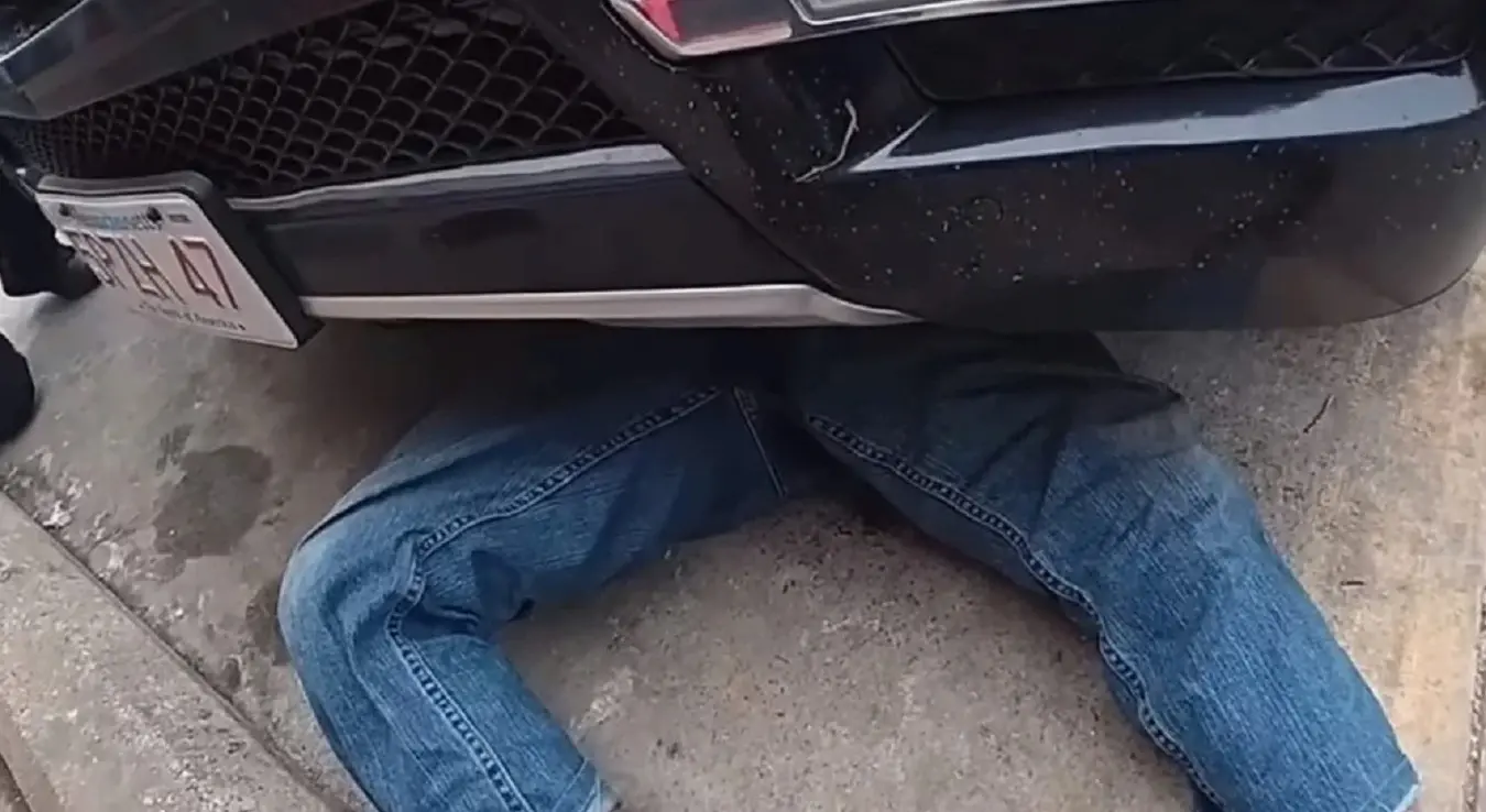 Возач остао заробљен испод СУВ-а након пада дизалице