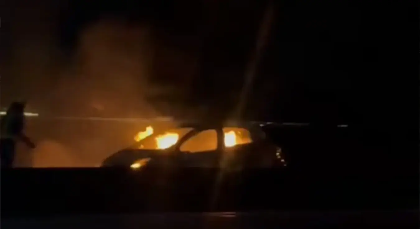 Аутомобил у пламену