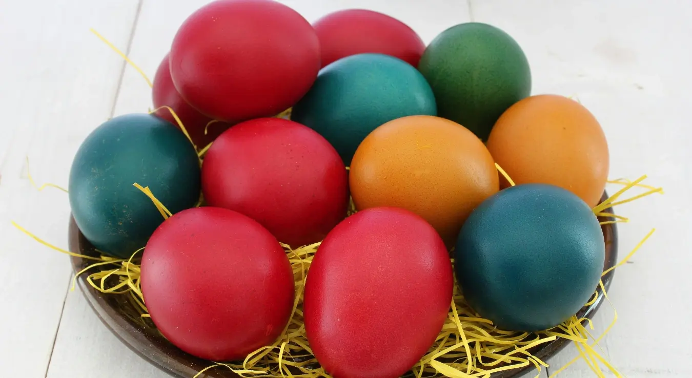 Корпа пуна васкршњих јаја у различитим бојама.