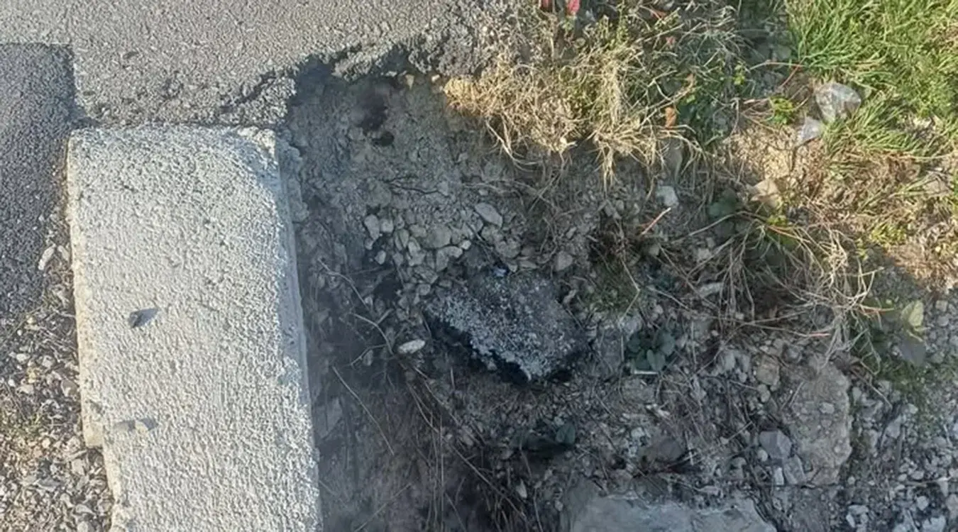 Вода поткопава пут у Шарговцу