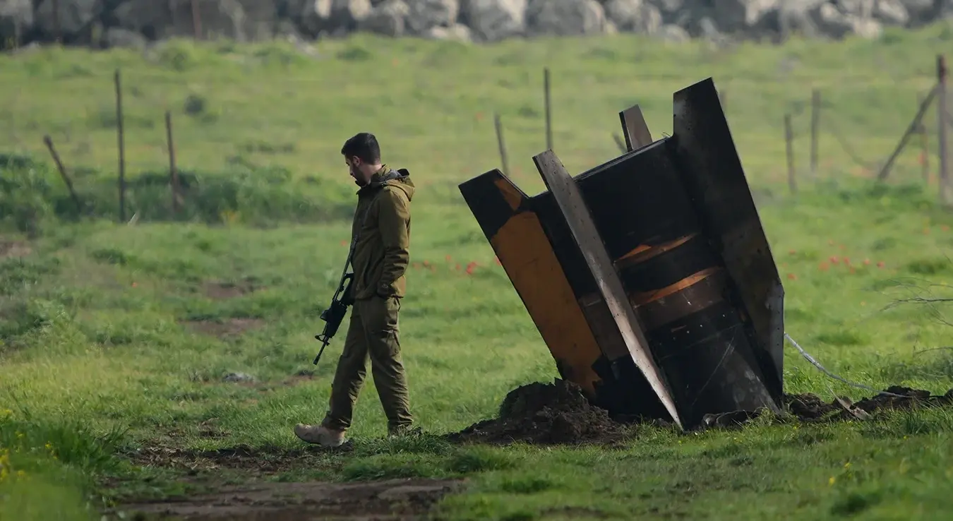 Напад на Израел, војник поред фрагмента иранске ракете