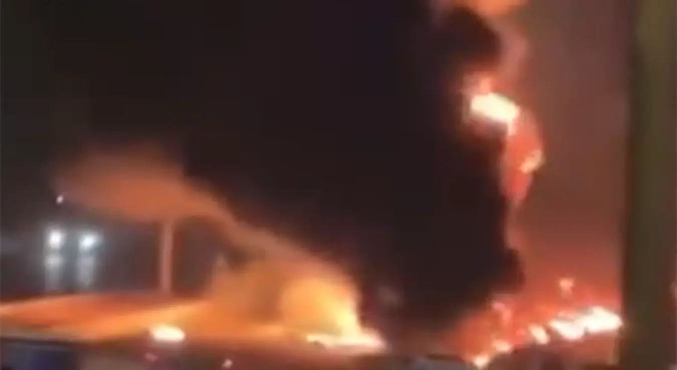 Америчка амбасада у пламену