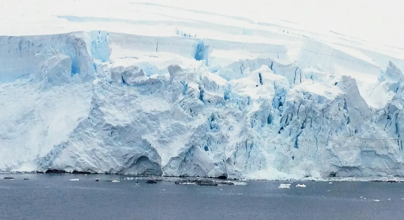 Лед на Антартику.