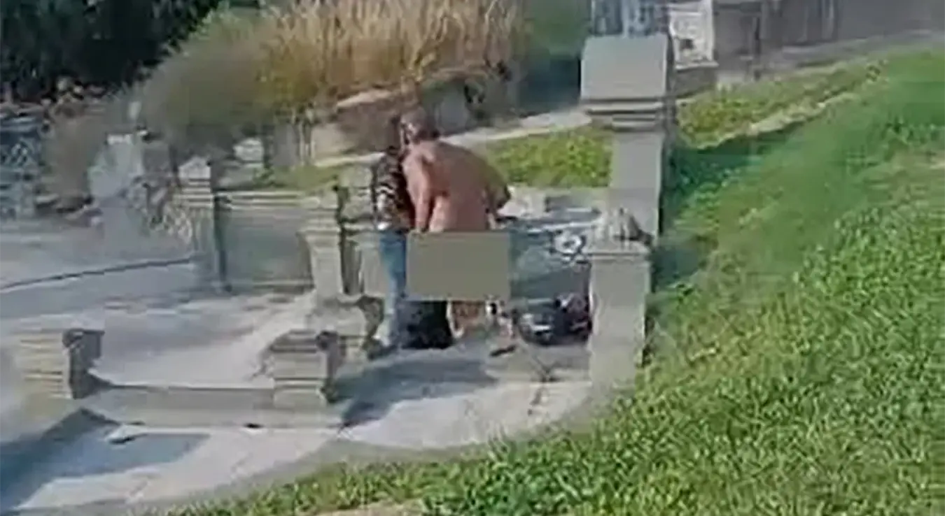 Занијели се на гробљу! Мушкарац потпуно наг, а жена сједи на споменику