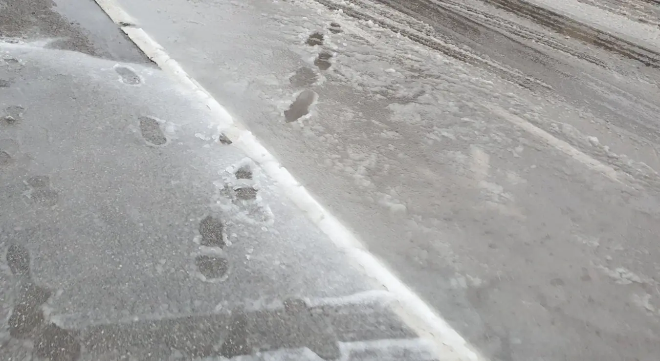 Снијег у Бањалуци, вода по тротоарима