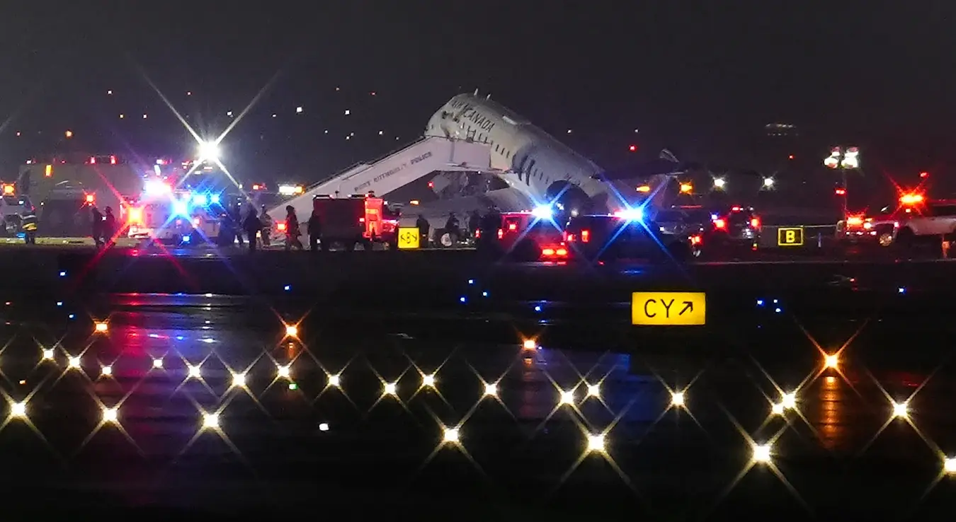 Драма у Њујорку: Судар авиона и возила на писти, затворен аеродром