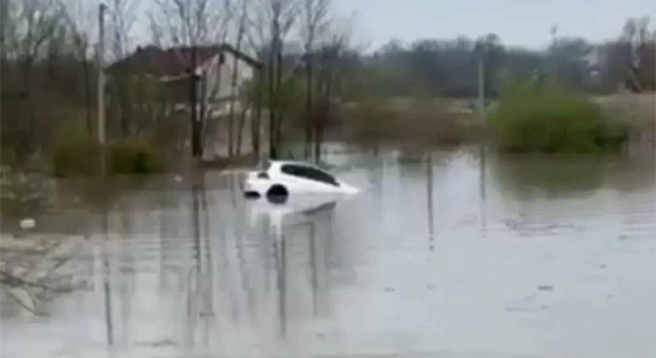 Вода носила ауто и возача у Приједору