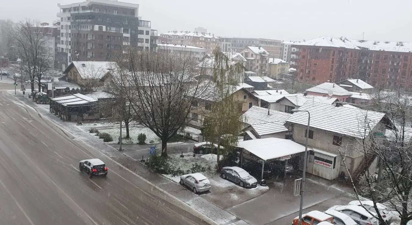 Зима се не предаје, драстична промјена времена: Бањалука под снијегом!