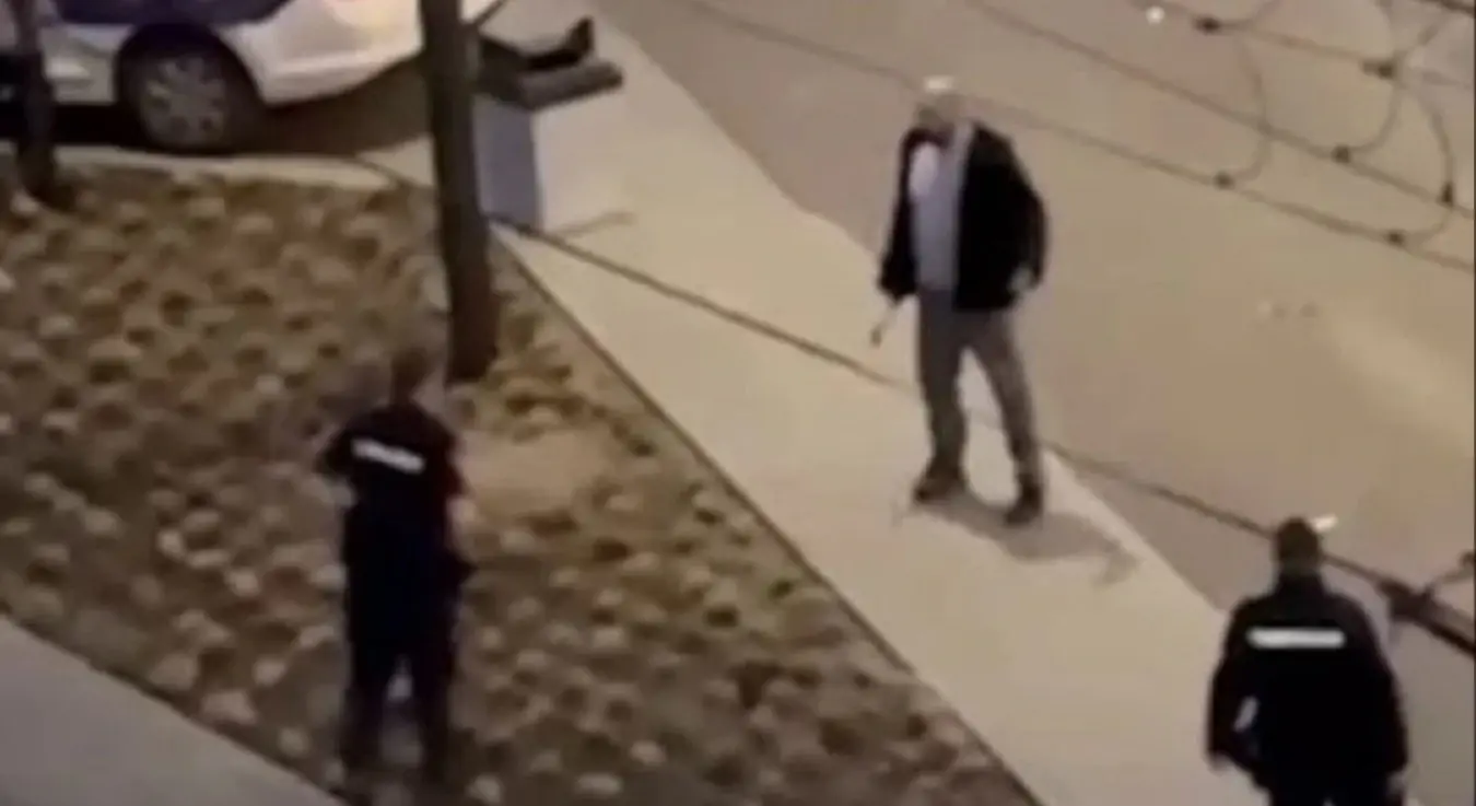 Далибор из БиХ чекићем оштетио пет полицијских возила, напао и полицију