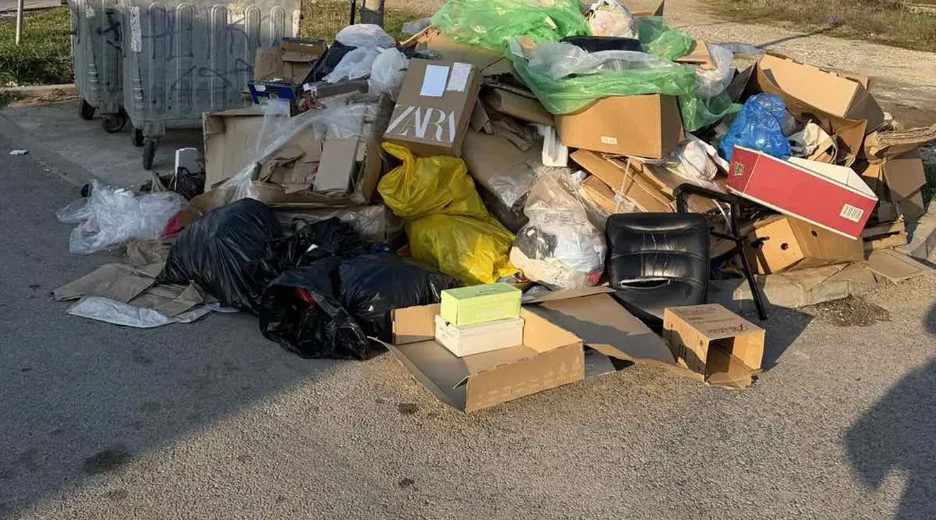 Смеће у насељу Ада гуши грађане