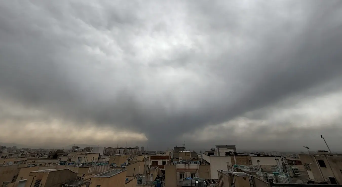 Техеран потпуно прекривен облацима, пада и црна киша, има мртвих