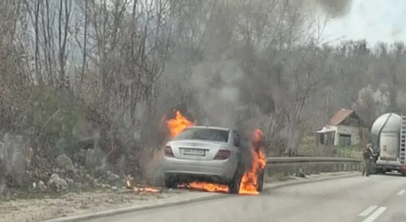Изгорио аутомобил на путу ка Мркоњић Граду!