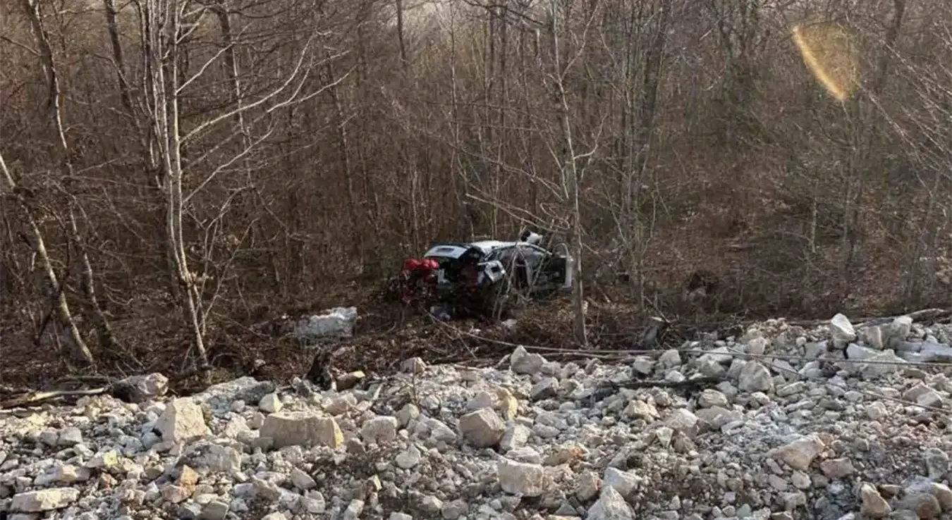 ауто слетјело у провалију