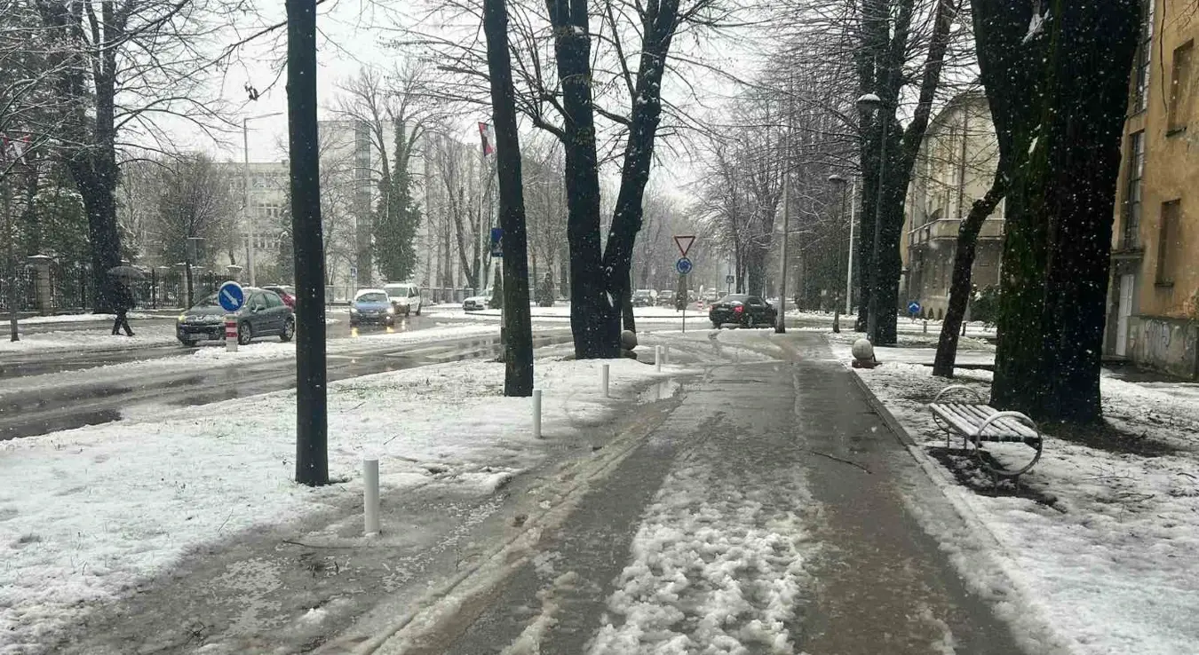 Снијег прави проблеме у Бањалуци: Пало дрво на аутомобиле