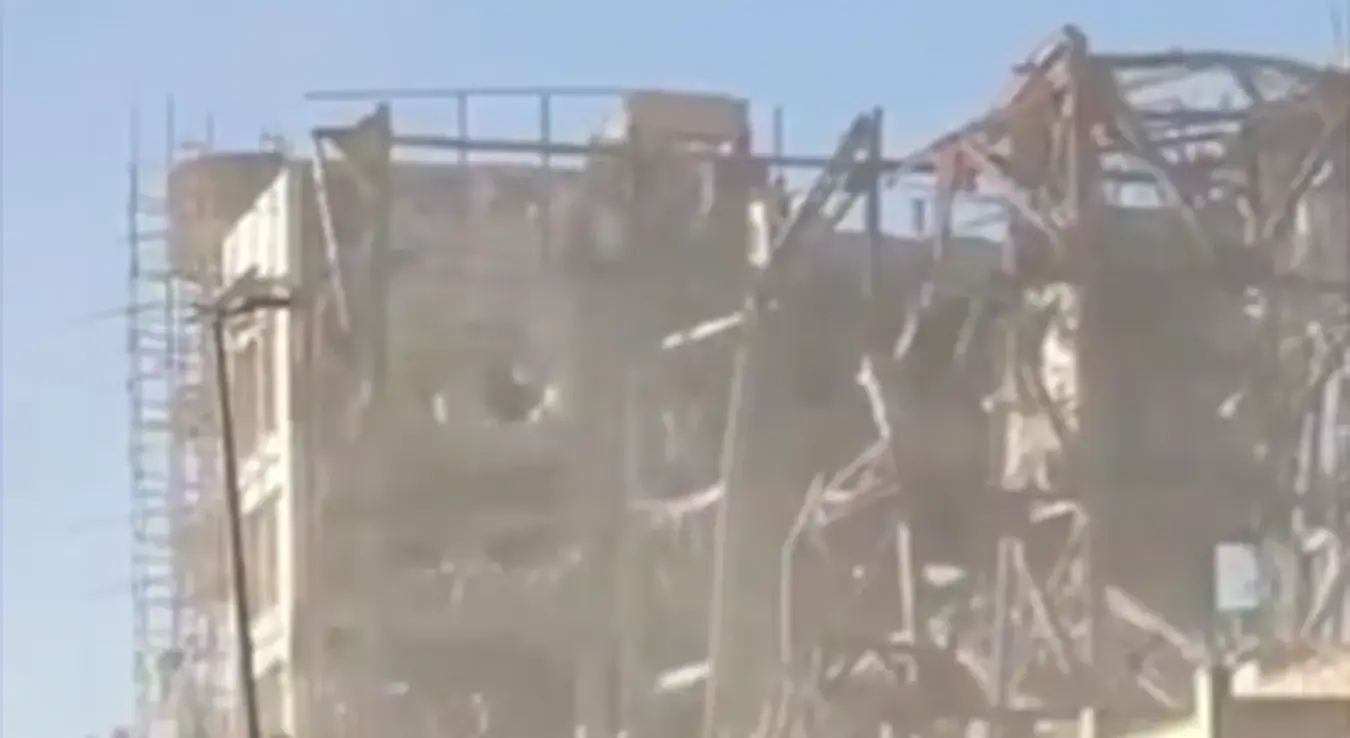 Зграда скупштине у Кому сравњена је са земљом у ваздушном нападу