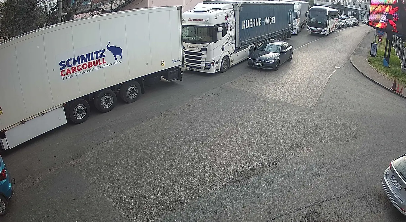 Почеле блокаде, превозници упозорени