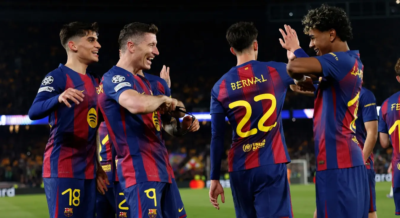 Роберт Левандовски из Барселоне, други лијево, слави са саиграчима након што је постигао шести гол за свој тим током осмине финала Лиге шампиона, реванш утакмице фудбалске утакмице између ФК Барселоне и ФК Њукасл Јунајтед у Барселони, Шпанија, у сриједу, 18. марта 2026.