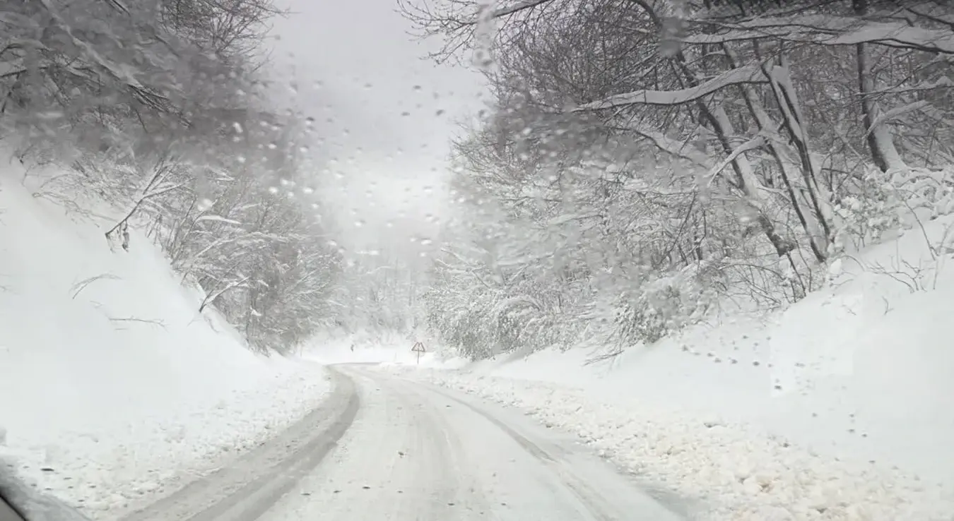 Снијег отежава саобраћај