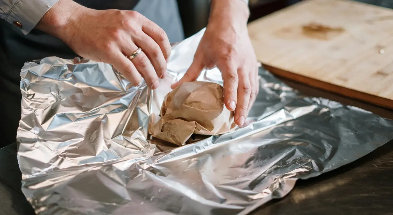 Која страна фолије заиста чува храну? Ево како се правилно употребљава