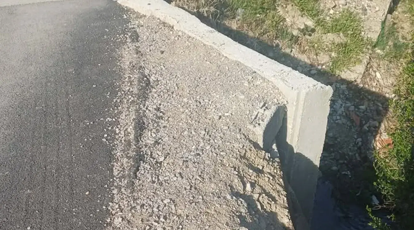 Вода поткопава пут у Шарговцу