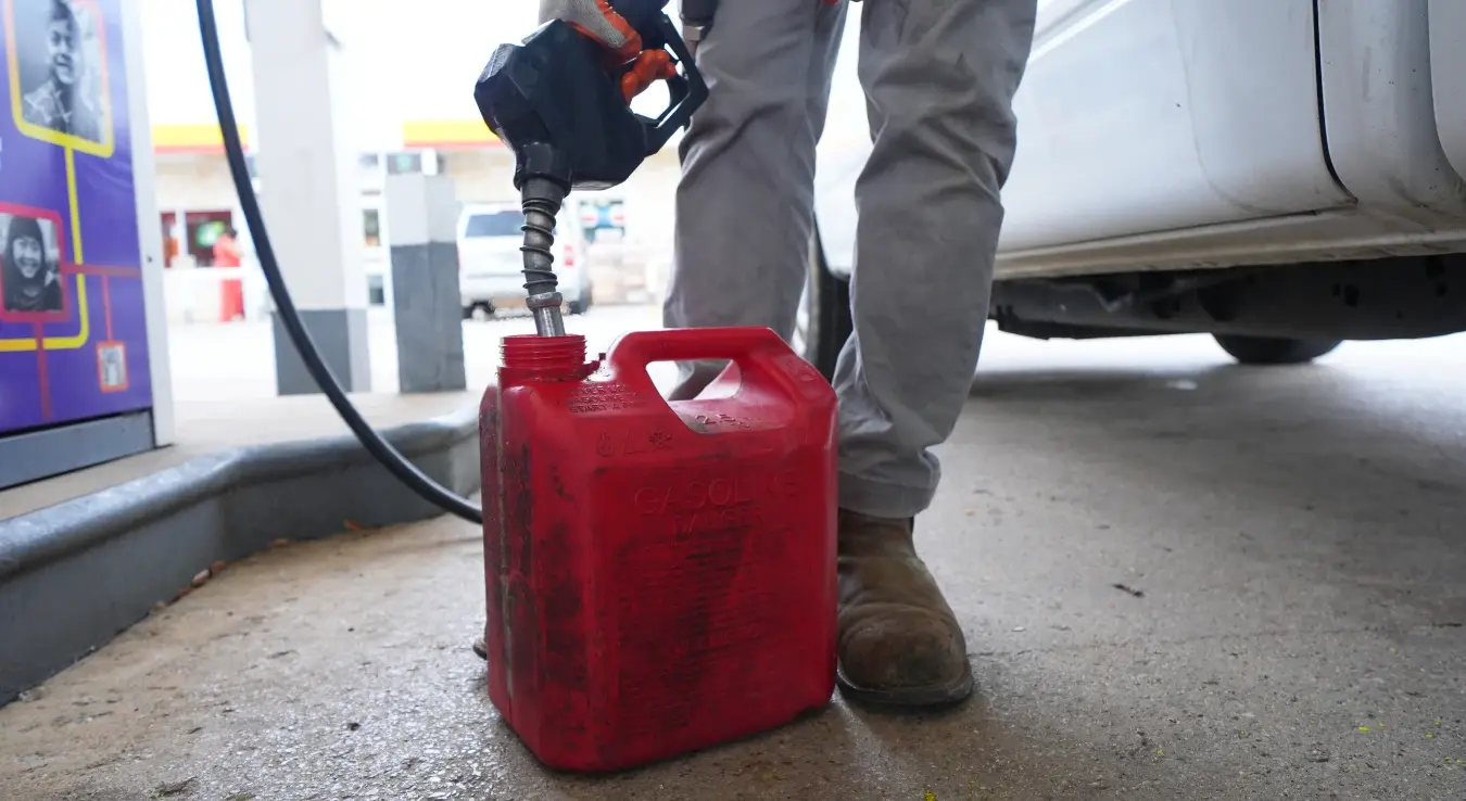 Нејт Колинс пуни канистер горивом за свој алат за уређење пејзажа у понедјељак, 9. марта 2026. године, у Арлингтону, Тексас.