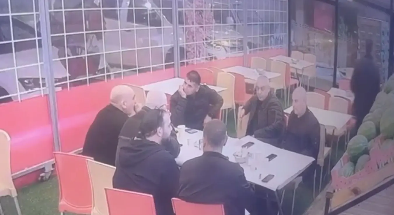 Маскирани нападач упао у ресторан и ранио градоначелника арапског града, објављен и снимак