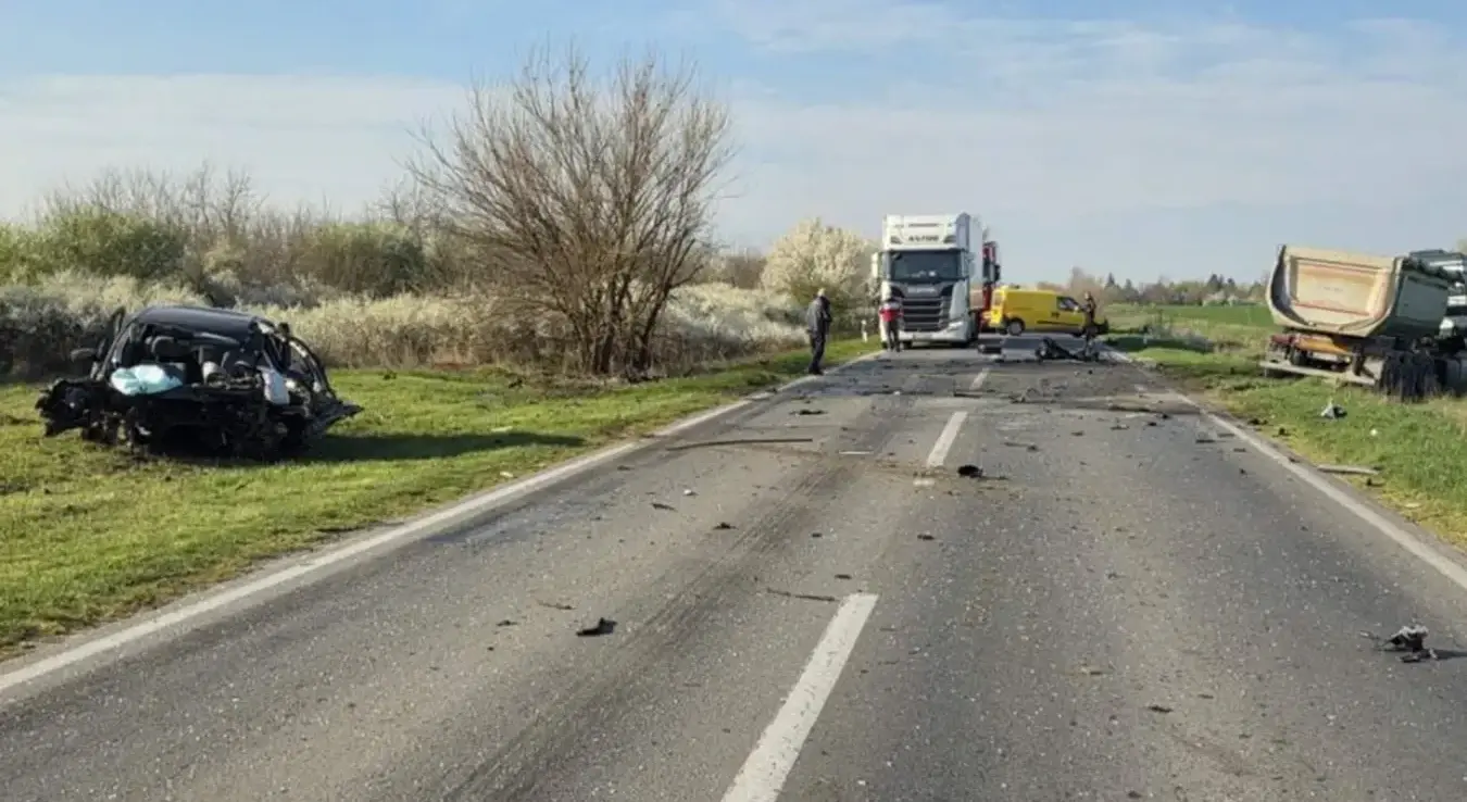 Ужасна несрећа: Возач "BMW-а" погинуо на мјесту, забио се директно у камион