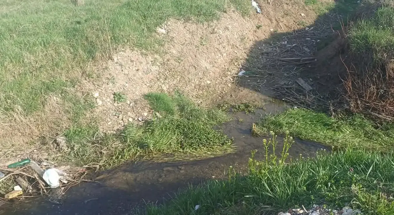 Вода поткопава пут у Шарговцу