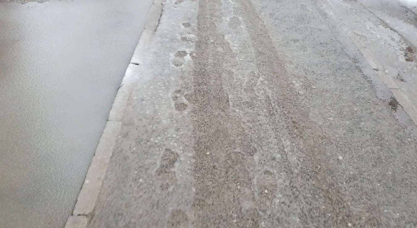 Снијег у Бањалуци, вода по тротоарима