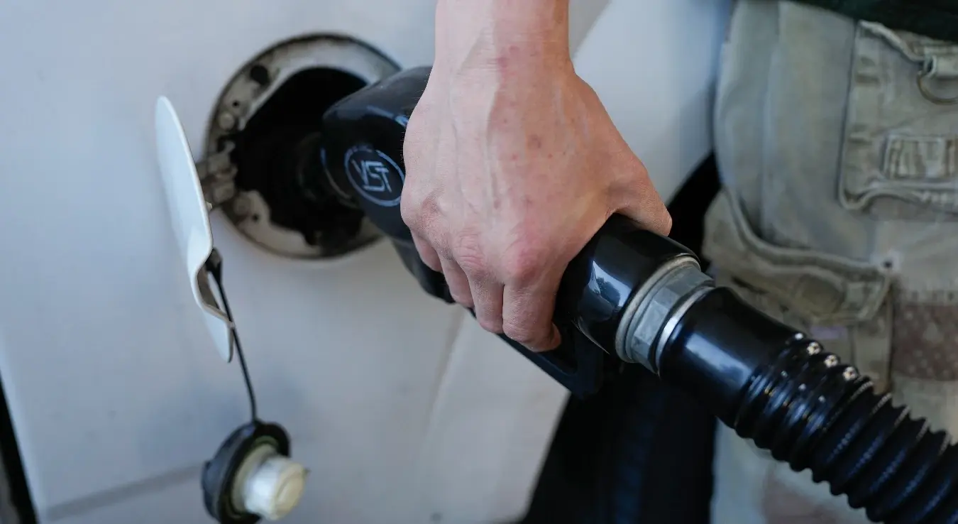 Мушкарац точи гориво у камион на бензинској пумпи.