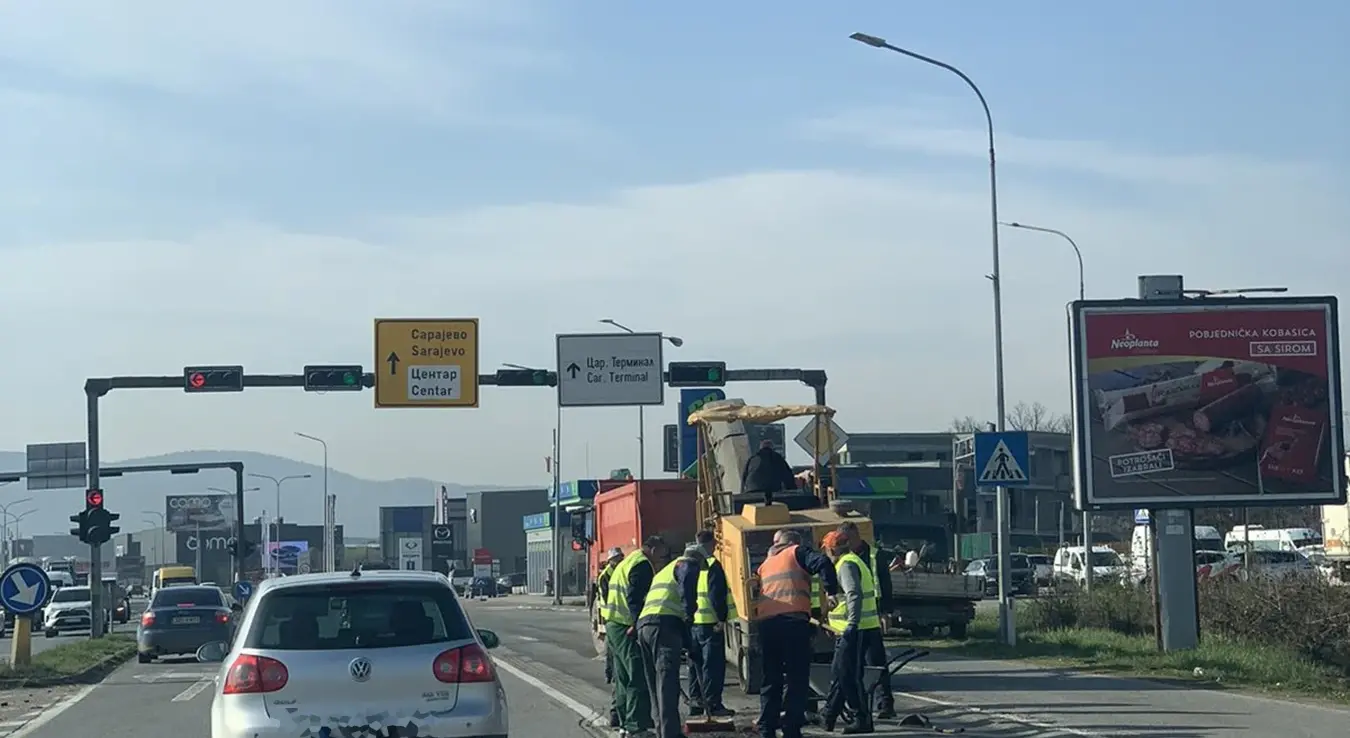 Крпљење рупа на транзиту у Бањалуци, створиле се велике гужве