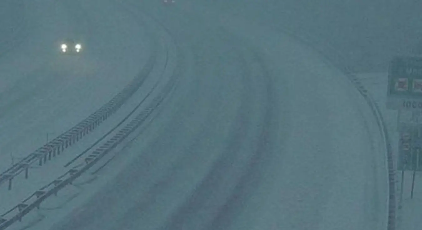 Путнички аутобус проклизао на снијегу, па се забио у стијену: Хаос на путевима у Хрватској