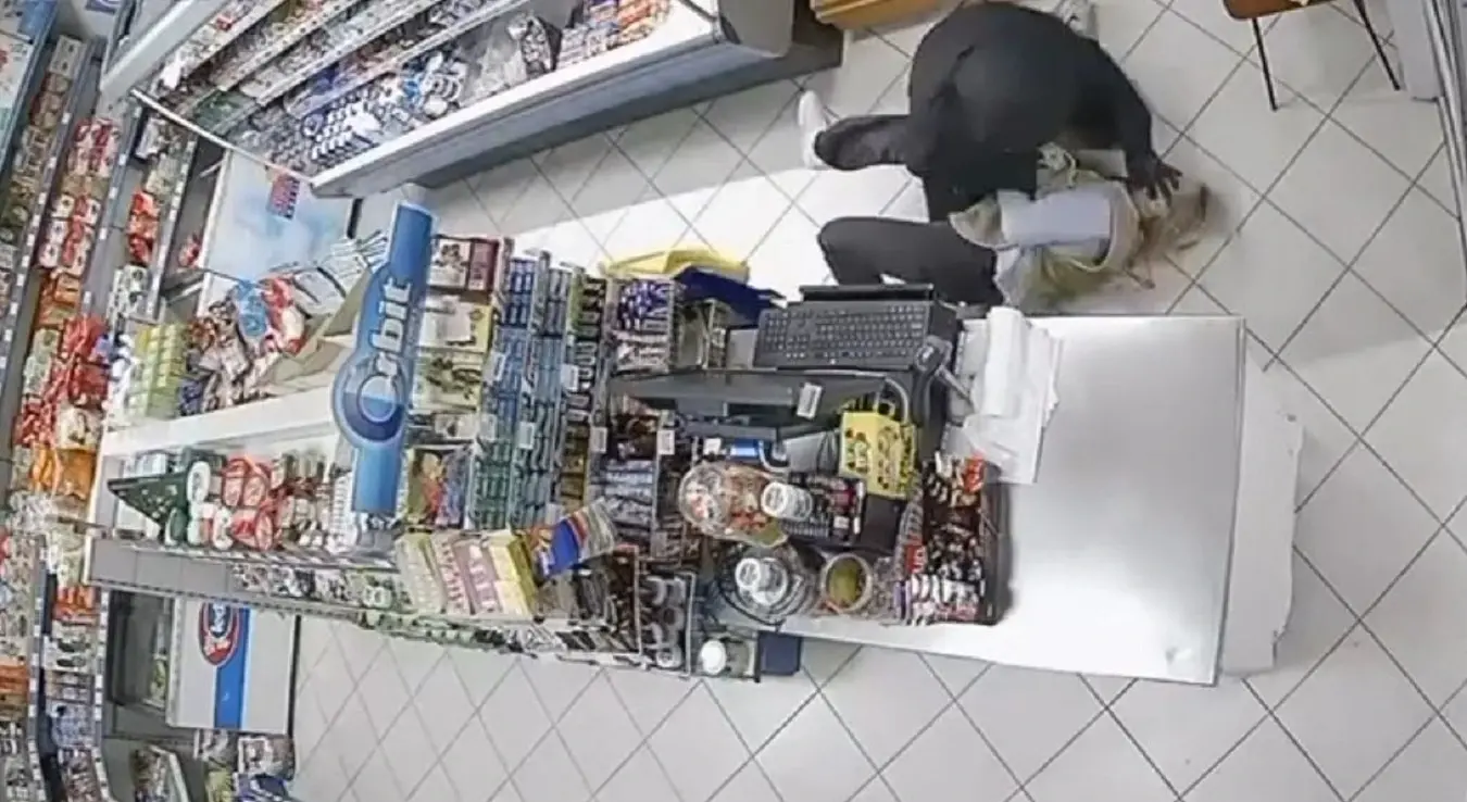 Каква храброст, какав херој! Снимак жене из Мостара која се бори са пљачкашем