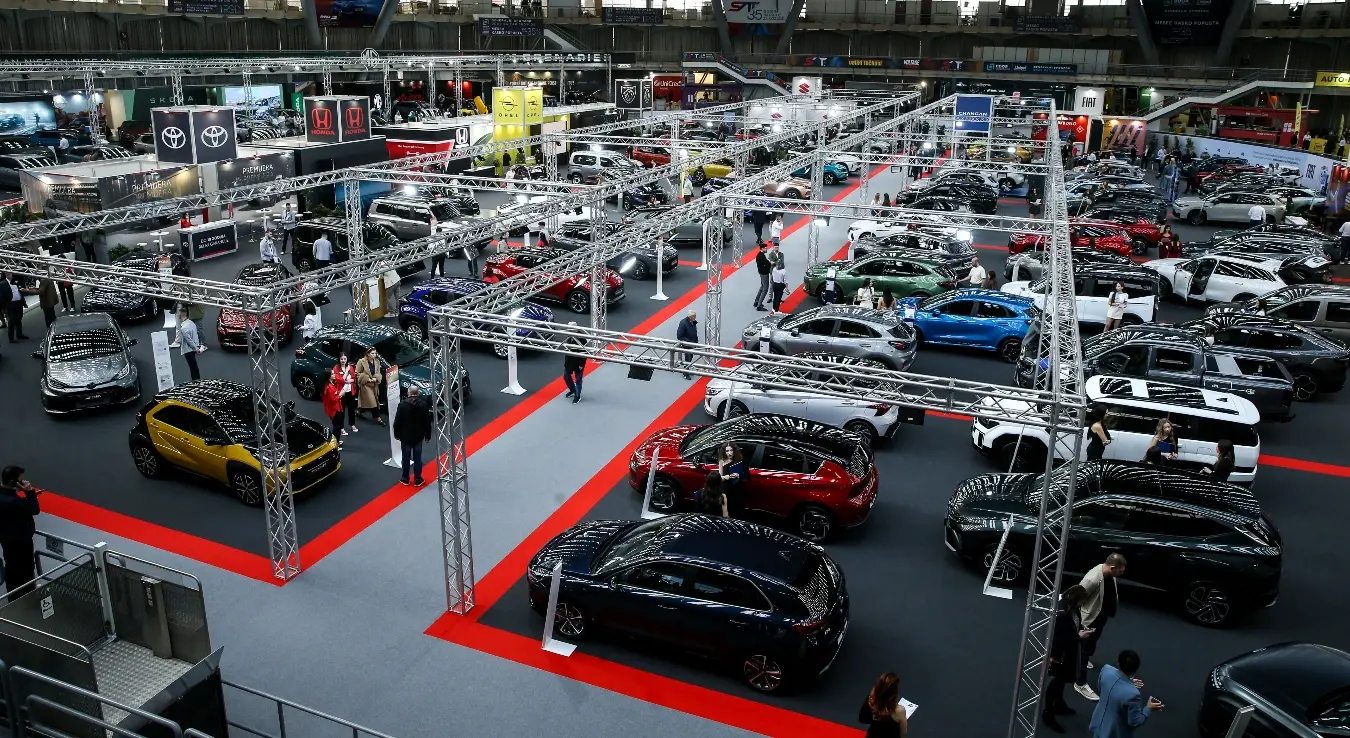 На Београдском сајму данас су отворени 57. Међународни салон аутомобила "DDOR BG Car Show 09" и 18. Међународни сајам мотоцикала, квадова, скутера и опреме Мотопешн (Мотопассион), на којим је представљено укупно више од 280 излагача.Слоган овогодишњег Међународног салона аутомобила је "Вожња која се не пропушта", а сајам је свечано отворио познати италијански аутомобилски и индустријски дизајнер Фабрицио Ђуђаро.