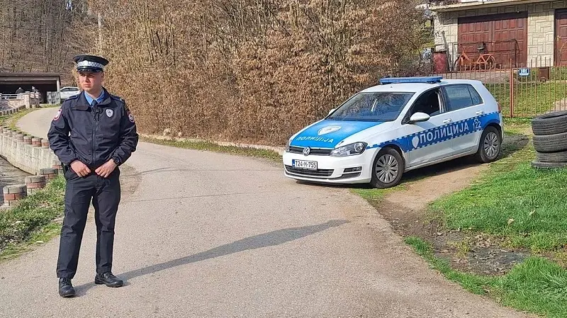 Полицијски службеници обезбјеђују мјесто злочина