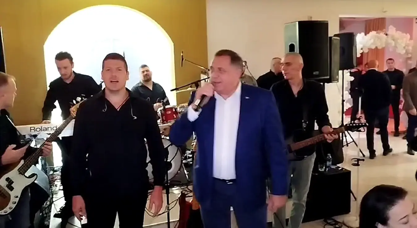 Додик на прослави 8. марта запјевао "Романију"