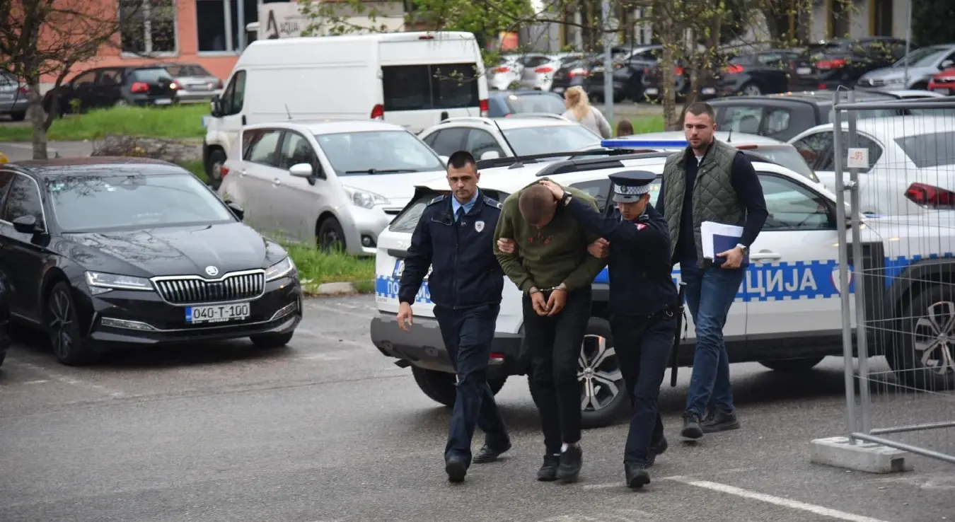 Два полицајца спроводе у Окружно јавно тужилаштво у Бањалуци осумњиченог Б.Ј. из Котор Вароши који је пријетио да ће бацити бомбу