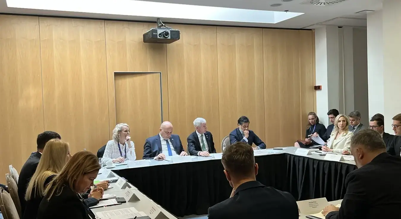 Помоћник министра за енергетику у Влади Републике Српске Милан Баштинац и директор Сектора за међународну сарадњу Инвестиционо-развојне банке Републике Српске Синиша Пепић присуствовали су у Дубровнику округлом столу.